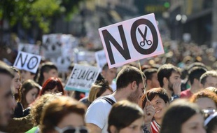 Des classes surchargées, des centaines de milliers d'enfants privés d'aide pour leurs livres ou pour le déjeuner, des frais universitaires qui augmentent: la cure d'austérité en Espagne provoque la colère des familles et des étudiants déjà étranglés par la crise et le chômage.