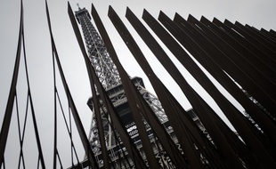 Paris, le 14 juin 2018. - La nouvelle barrière en acier autour de la tour Eiffel pour la protéger d'une attaque terroriste.