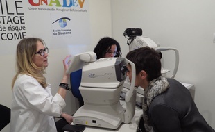 A bord du Bus du glaucome, un médecin ophtalmologue et une orthoptiste assurent les consultations de dépistage.