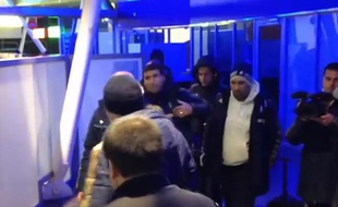 Capture d'écran d'une vidéo de l'accueil des joueurs marseillais à l'aéroport de Lille, le 2 décembre 2013 avant un matrch entre les deux équipes en Ligue1.