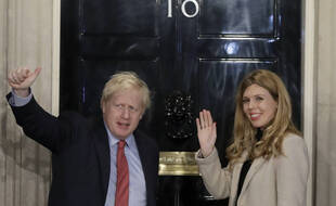 Le Premier ministre britannique Boris Johnson et Carrie Symonds, devant le 10 Downing Street à Londres le 13 décembre 2019.
