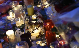 Des bougies en hommage aux victimes des attentats devant le Bataclan, le 15 novembre 2015