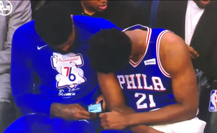 Amir Johnson et Joel Embiid regardent des sms en plein match