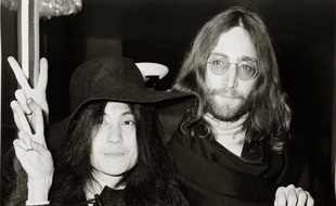 L'artiste Yoko One et son mari, le chanteur John Lennon