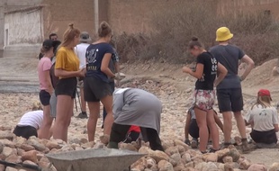 Des jeunes bénévoles belges travaillant en short sur un chantier dans le sud du Maroc ont provoqué des réactions virulentes.