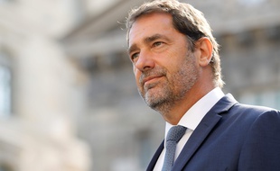 French Interior Minister Christophe Castaner (C) reviews veterans during a ceremony marking the 75th anniversary of Paris' liberation during World War II, on August 20, 2019 at Paris' police heaquarters. (Photo by Thomas SAMSON / AFP)