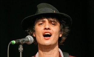 Le rocker britannique Pete Doherty, arrêté lundi à Londres et une nouvelle fois soupçonné d'être en possession de drogues, a été libéré mardi en raison d'un vice de forme.