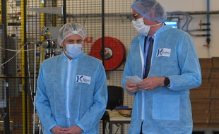 Emmanuel Macron lors de sa visite de l'usine Kolmi-Hopen près d'Angers, le 31 mars 2020.