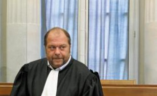 Me Eric Dupond-Moretti défend l'accusé pied à pied.