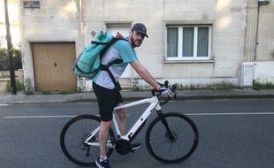 Antoine, sur son vélo, s'apprête à partir pour une soirée de livraisons
