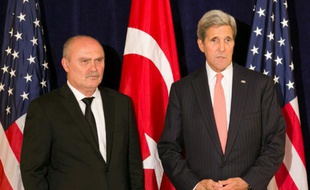 Le chef de la diplomatie turque Feridun Sinirlioglu (g) et son homologue américain John Kerry, à New York le 1er octobre 2015