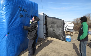 Des bénévoles avaient commencé à répertorier les lieux habités dans le camp.