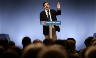 Deux mois après l'élection de Nicolas Sarkozy, l'UMP s'est réorganisée samedi pour se mettre en ordre de marche derrière lui et soutenir les réformes engagées dès cet été, dont François Fillon n'a pas caché qu'elles se heurteraient à des "obstacles et des pesanteurs".