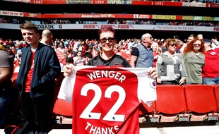Une supportrice remercie Wenger pour ses 22 ans passés à la tête d'Arsenal.