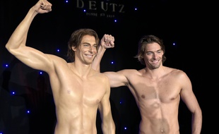 Camille Lacourt inaugure son double de cire au Musée Grévin à Paris, le 30 novembre 2015. AFP PHOTO / ADRIEN MORLENT