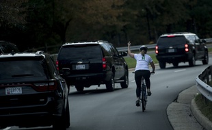 La cycliste a adressé un doigt d'honneur au président américain jusqu'à l'intersection suivante.