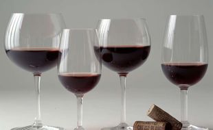 Des verres de vin rouge (illustration)