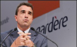 Le co-président du conseil d'administration d'EADS Arnaud Lagardère affirme dans un entretien à paraître mercredi dans Les Echos que Louis Gallois, nouveau président d'Airbus, aura "tous les pouvoirs opérationnels" nécessaires pour exécuter le plan de redressement qui impliquera des efforts "en France comme en Allemagne".