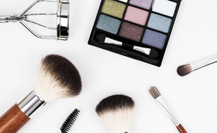 Matériels de maquillage. Illustration.