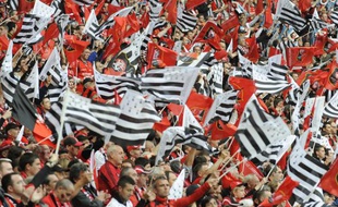 Les supporters du Stade Rennais agitent le «gwenadu» (drapeau breton) pendant la finale de la Coupe de France contre lEn Avant Guingamp au Stade de France, le 9 mai 2009.