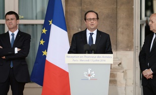 Le président François Hollande, entouré du Premier ministre Manuel Valls (G) et du ministre de la Défense Jean-Yves Le Drian (D), le 13 juillet 2016 à Paris