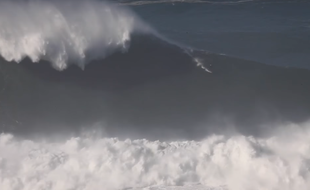 Le petit point sur la vague à droite, c'est elle