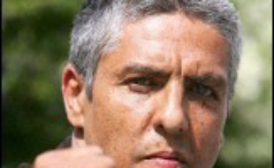 L'acteur Samy Naceri, impliqué dans une bagarre devant une boîte de nuit aixoise, a vu sa garde à vue prolongée de 24 heures avant sa probable présentation à un juge jeudi pour des faits de violence avec arme en état de récidive, a-t-on appris mercredi de source judiciaire.
