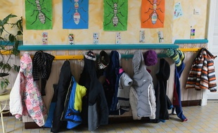 Des manteaux accrochés à l'extérieur d'une salle de classe (image d'illustration).