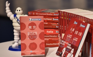 Différentes éditions internationales du «Guide Michelin» 2016.