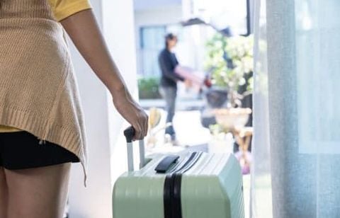 L’astuce oubliée avant de partir : faites ce geste simple pour protéger vos appareils et alléger votre facture d’électricité cet été