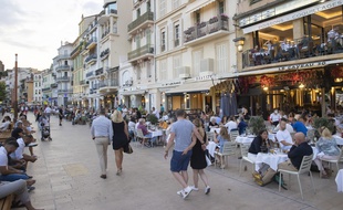 Des terrasses de restaurants sur la Croisette à Cannes le 14 juillet 2020.