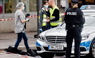 Des enquêteurs sont sur les lieux de l'attaque au couteau commise dans une rue commerçante d'Hambourg, le 28 juillet 2017.