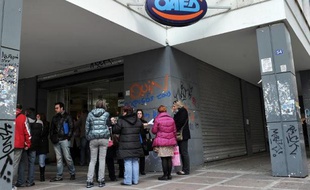 Le chômage s'est stabilisé en janvier dans la zone euro, à 12,0%, niveau auquel il évolue depuis octobre 2013, et l'inflation est elle aussi restée stable en février (0,8%), éloignant provisoirement les craintes de déflation.