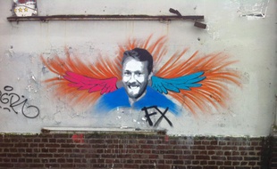 Le graf de Mos Art sur un mur près de Saint-Sauveur