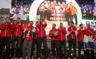 Marin Cilic (au centre) et les joueurs croates fêtent leur titre en Coupe Davis à Zagreb, le 26 novembre 2018.