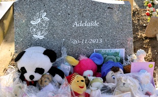 La tombe de la petite Adélaïde, morte noyée à 15 mois, après que sa l'a abandonnée sur la plage de Berck-sur-Mer, dans la nuit du 19 au 20 novembre 2013