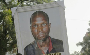 Un portrait de El Hadj Mohamed Diallo, tenu par un manifestant le 8 février 2016, à Conakry