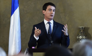 Manuel Valls, lors d'une conférence de presse à Alger le 10 avril 2016...
