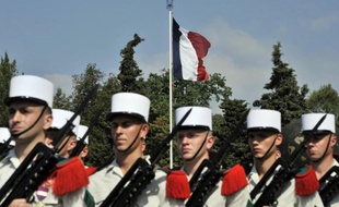 La Légion étrangère, qui s'apprête à fêter le 30 avril le 150e anniversaire du combat de Camerone, sa bataille fondatrice, rassemble des volontaires de près de 150 pays, présents sur tous les fronts, "partout où la France se bat". Et à l'heure d'internet, le mythe Légion a de beaux jours devant lui.