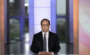 Le président de la République François Hollande, se préparant à répondre aux questions de quatre Français et de journalistes sur le plateau de l'émission "Dialogues citoyens", sur France 2, le 14 avril 2016