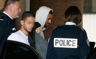 Karim Benzema (au centre, avec la capuche), à la sortie du parquet de Versailles, près de Paris, le 5 novembre 2015