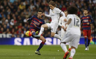 Sergio Busquets au duel avec Luka Modric lors de Real Madrid-FC Barcelone le 21 novembre 2015.