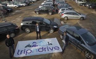 Les co-fondateurs de TripNDrive (de g. à d.), le président François-Xavier Leduc, le directeur opérationnel Arthur de Keyzer et le directeur technique Nicolas Cosme, un service de location de voitures entre voyageurs à proximité de l'aéroport d'Orly, le 15 octobre 2013 à Chevilly-Larue.