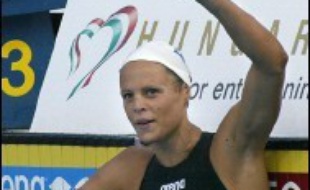 La Française Laure Manaudou a remporté le 400 m nage libre dames des Championnats d'Europe 2006 de natation, en battant le record du monde en 4 min 2 sec 13/100, dimanche à Budapest.