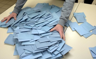 Bourgoin jallieu le 06/12/2015. Depouillement des bulletins dans un bureau de vote lors du premier tour des élections régionales. ALLILI MOURAD/SIPA/1512071434