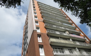 Loos, le 27 août 2014 - Le pavillon Vigny, où des porteurs remplacent l'ascenceur pendant sa rénovation