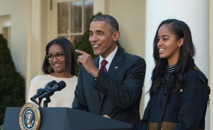 Barack Obama, entouré de ses filles Malia (d) et Sasha (g), le 25 novembre 2015, à Washington DC