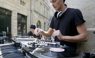 Illustration d'un DJ dans les rues de Bordeaux lors d'une des précédentes fêtes de la musique.