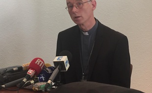 Saint-Etienne, le 4 juillet 2017. L'év^que de Saint-Etienne Sylvain Bataille lors de la conférence de presse consacrée aux faits d'agressions sexuelles sur mineurs reprochés à un curé du diocèse Régis Peyrard.