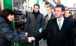 Le ministre de l'Intérieur Manuel Valls en a appelé "à la prudence des commerçants" qui seraient tentés de se protéger eux-mêmes en réaffirmant le rôle de la puissance publique, vendredi à Sézanne (Marne) une semaine après la mort d'un braqueur tué par un bijoutier.